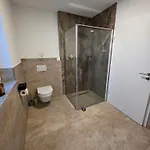 2 Schlafzimmer 300 M Zur Wuerth Hauptzentrale شقة