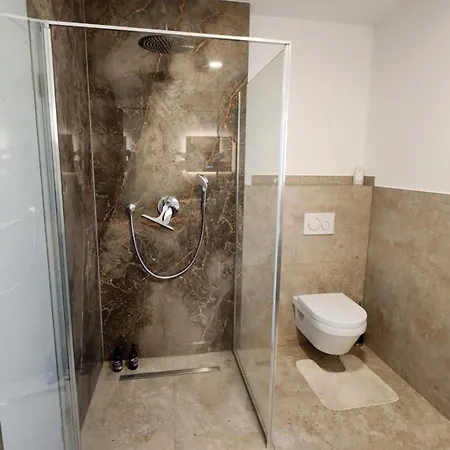 2 Schlafzimmer 300 M Zur Wuerth Hauptzentrale Apartment