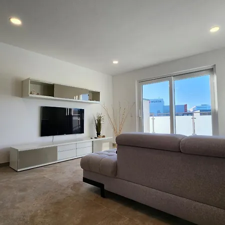 2 Schlafzimmer 300 M Zur Wuerth Hauptzentrale