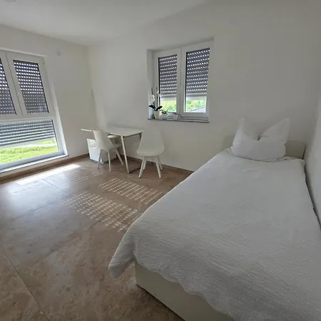 2 Schlafzimmer 300 M Zur Wuerth Hauptzentrale Apartment *