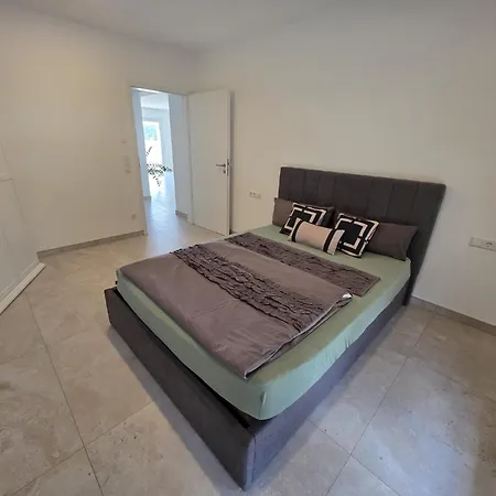 2 Schlafzimmer 300 M Zur Wuerth Hauptzentrale